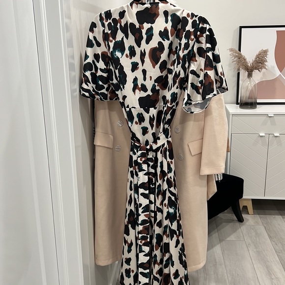 Wrap soft silky material in a fun leopard print - Picture 6 of 6